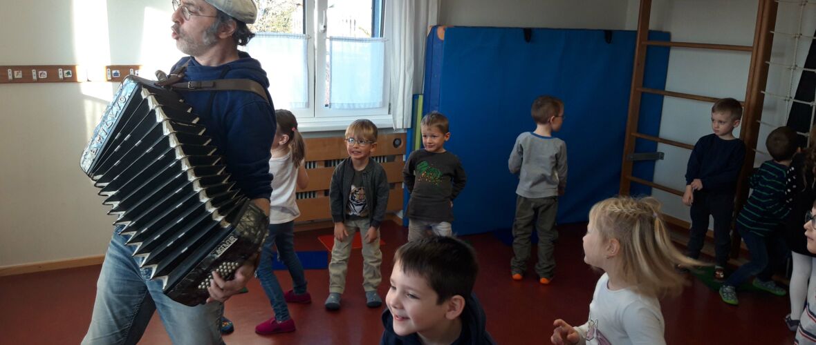 KIGA Wiesenrain: Musikalischer Besuch  KIGA Wiesenrain: Musikalischer Besuch