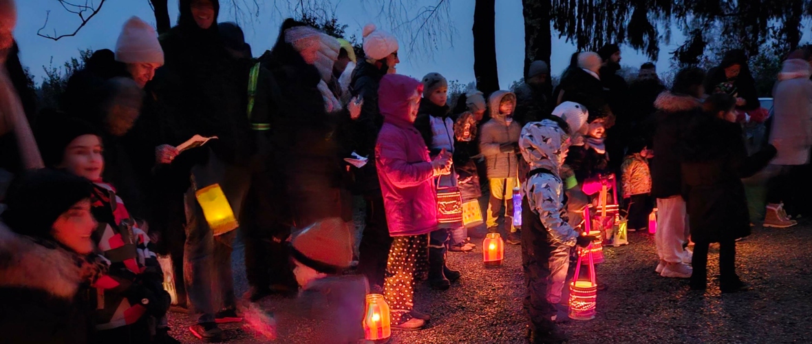 KIGA Engelbach: Laternen leuchten durch die Nacht