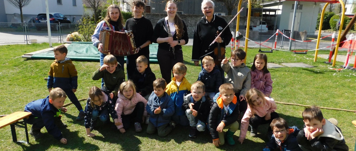 KIGA Wiesenrain: Musikalischer Besuch der 2. KIGA Wiesenrain: Musikalischer Besuch der 2.