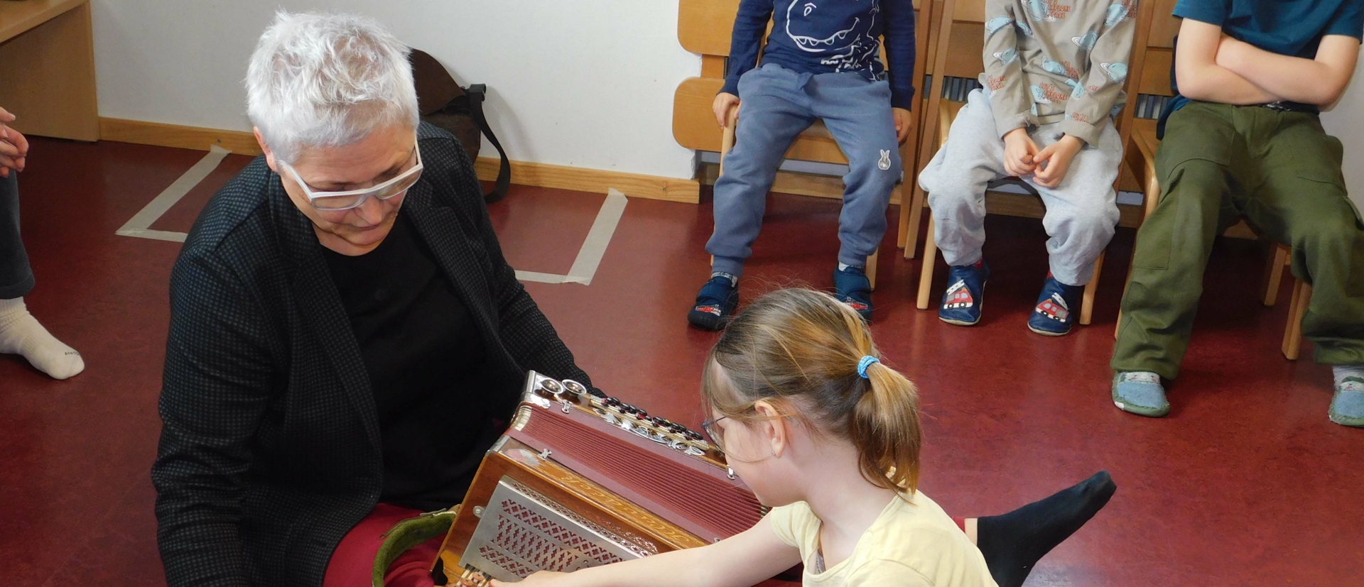 KIGA Wiesenrain: Musikalischer Besuch der 2. KIGA Wiesenrain: Musikalischer Besuch der 2.
