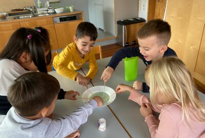 KIGA Rosenlächer: Licht leuchtet in der Dunkelheit KIGA Rosenlächer: Licht leuchtet in der Dunkelheit