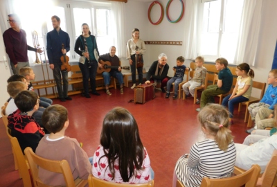 KIGA Wiesenrain: Musikalischer Besuch der 2. KIGA Wiesenrain: Musikalischer Besuch der 2.