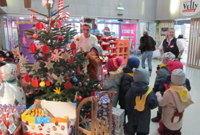 KIGA Am Engelbach: Weihnachtlicher Besuch im Sutterlüty