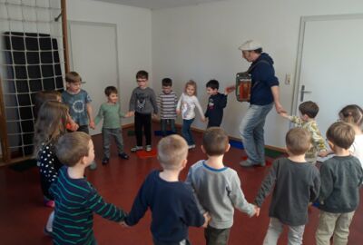 KIGA Wiesenrain: Musikalischer Besuch  KIGA Wiesenrain: Musikalischer Besuch