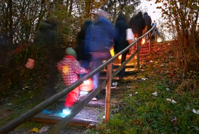 KIGA Engelbach: Laternen leuchten durch die Nacht