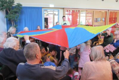 KIGA Am Engelbach: Wertvolle Begegnungen zwischen Jung und Alt KIGA Am Engelbach: Wertvolle Begegnungen zwischen Jung und Alt