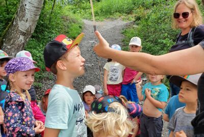 Riedkindergarten sucht nach Biberspuren Riedkindergarten sucht nach Biberspuren