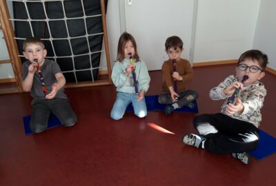 KIGA Wiesenrain: Musikalischer Besuch die 2. KIGA Wiesenrain: Musikalischer Besuch die 2.