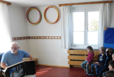 KIGA Wiesenrain: Opa liest uns vor