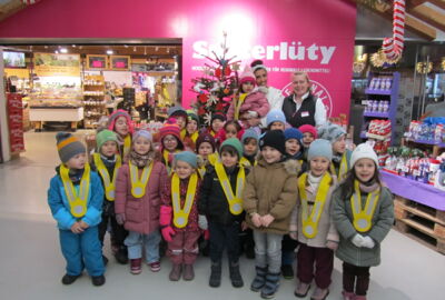 KIGA Am Engelbach: Weihnachtlicher Besuch im Sutterlüty