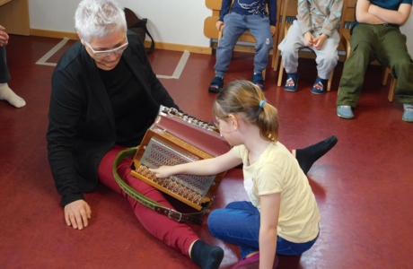 KIGA Wiesenrain: Musikalischer Besuch der 2. KIGA Wiesenrain: Musikalischer Besuch der 2.