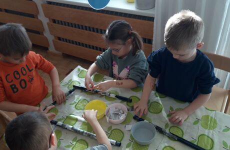 KIGA Wiesenrain: Musikalischer Besuch  KIGA Wiesenrain: Musikalischer Besuch