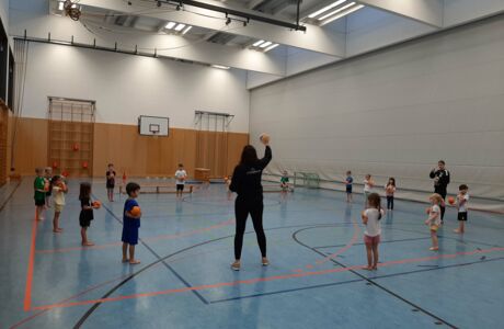KIGA Hasenfeld: Eine Lektion Handball bitte KIGA Hasenfeld: Eine Lektion Handball bitte