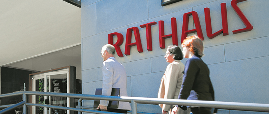 Rathaus Front Menschen Rathaus Front Menschen