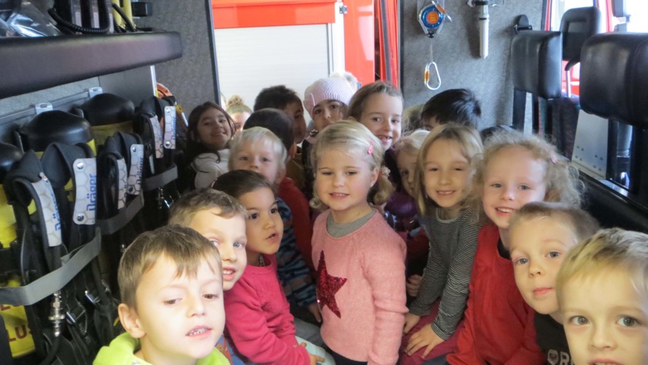 KIGA Rosenlächer bei der Feuerwehr. KIGA Rosenlächer bei der Feuerwehr.