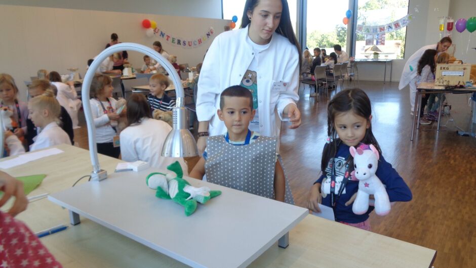 KIGA Augarten fährt zum Teddybärenkrankenhaus KIGA Augarten fährt zum Teddybärenkrankenhaus