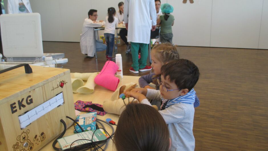 KIGA Augarten fährt zum Teddybärenkrankenhaus KIGA Augarten fährt zum Teddybärenkrankenhaus