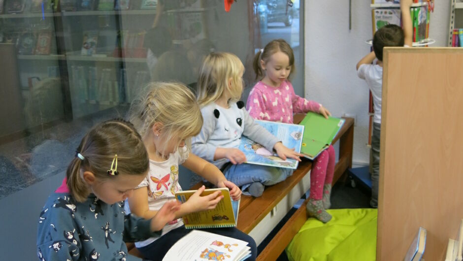 KIGA Am Schlatt: "Auf die Bücher! fertig! los!" KIGA Am Schlatt: "Auf die Bücher! fertig! los!"