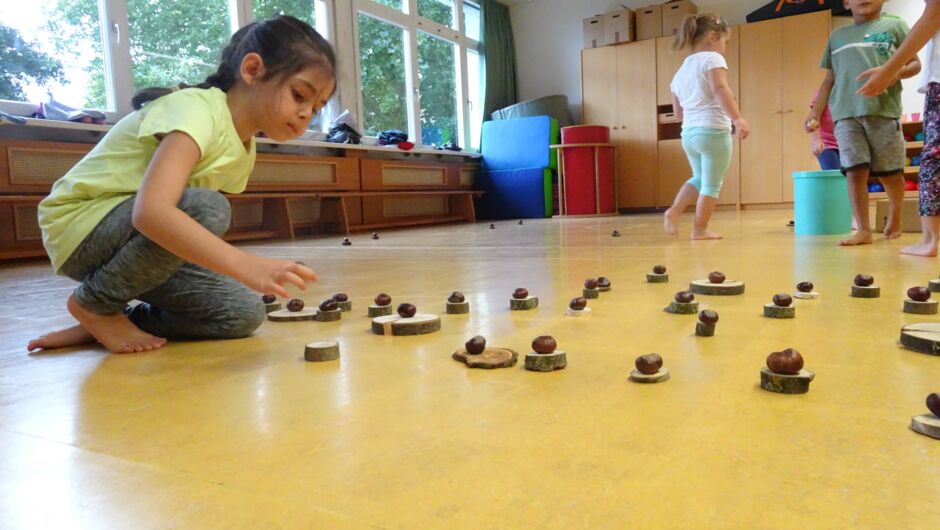 KIGA Augarten: Turnen mit Kastanien KIGA Augarten: Turnen mit Kastanien