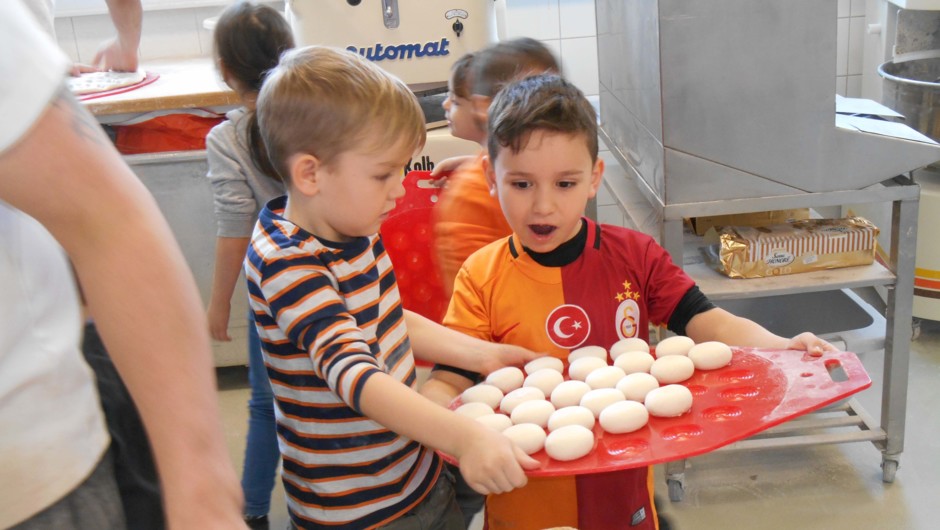 KIGA Hannes Grabher Straße beim Backen von Osterhasen.