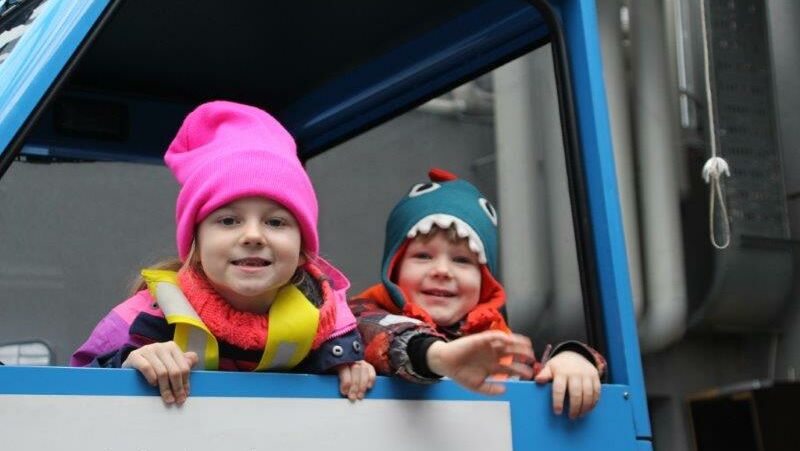 KIGA Wiesenrain: Auf schnellen Kufen unterwegs KIGA Wiesenrain: Auf schnellen Kufen unterwegs