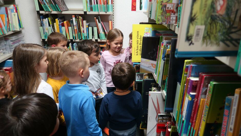 KIGA Am Schlatt: "Auf die Bücher! fertig! los!" KIGA Am Schlatt: "Auf die Bücher! fertig! los!"