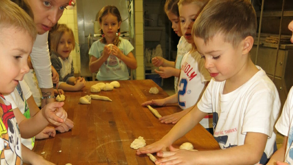 KIGA Am Schlatt zu Besuch beim Dorfbeck KIGA Am Schlatt zu Besuch beim Dorfbeck