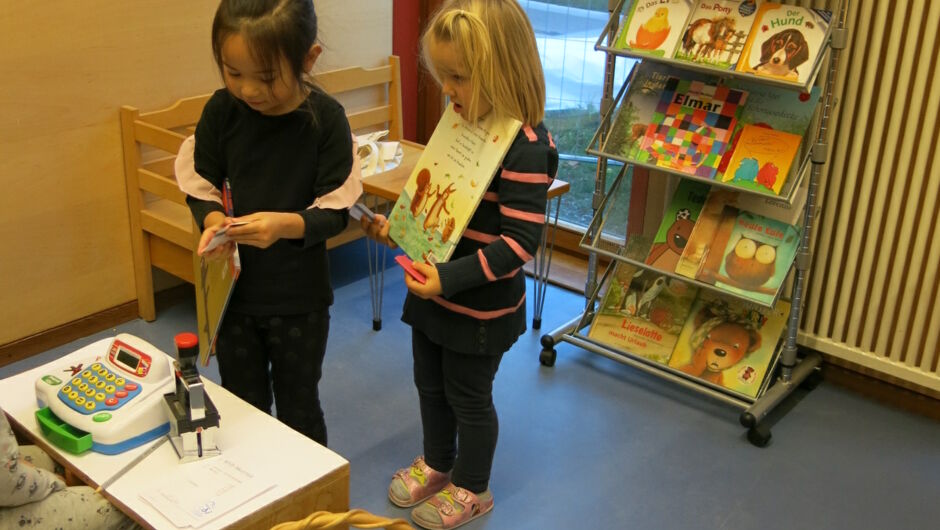 KIGA Am Schlatt: "Auf die Bücher! fertig! los!" KIGA Am Schlatt: "Auf die Bücher! fertig! los!"