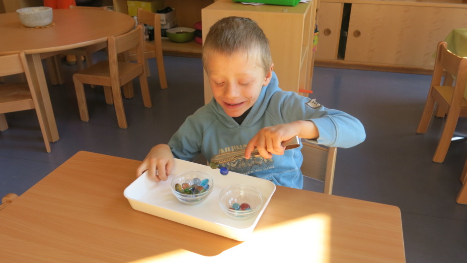 KIGA Am Schlatt zeigt Übungen des täglichen Lebens KIGA Am Schlatt zeigt Übungen des täglichen Lebens