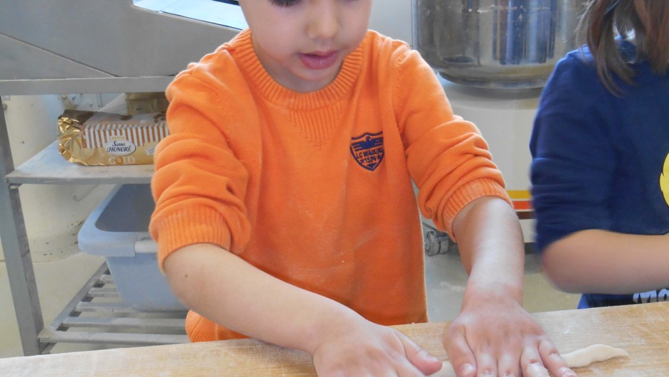 KIGA Hannes Grabher Straße beim Backen von Osterhasen.