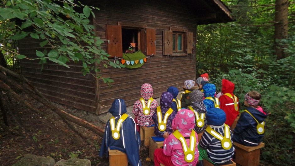 Kasperl klärt die Kinder über die Waldregeln auf
