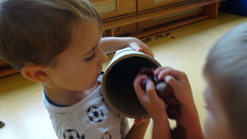 KIGA Augarten: Turnen mit Kastanien