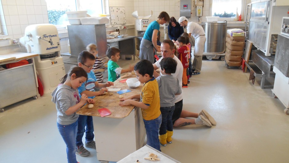 KIGA Hannes Grabher Straße beim Backen von Osterhasen. KIGA Hannes Grabher Straße beim Backen von Osterhasen.